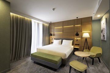 Holiday inn yerevan republic square bedroom