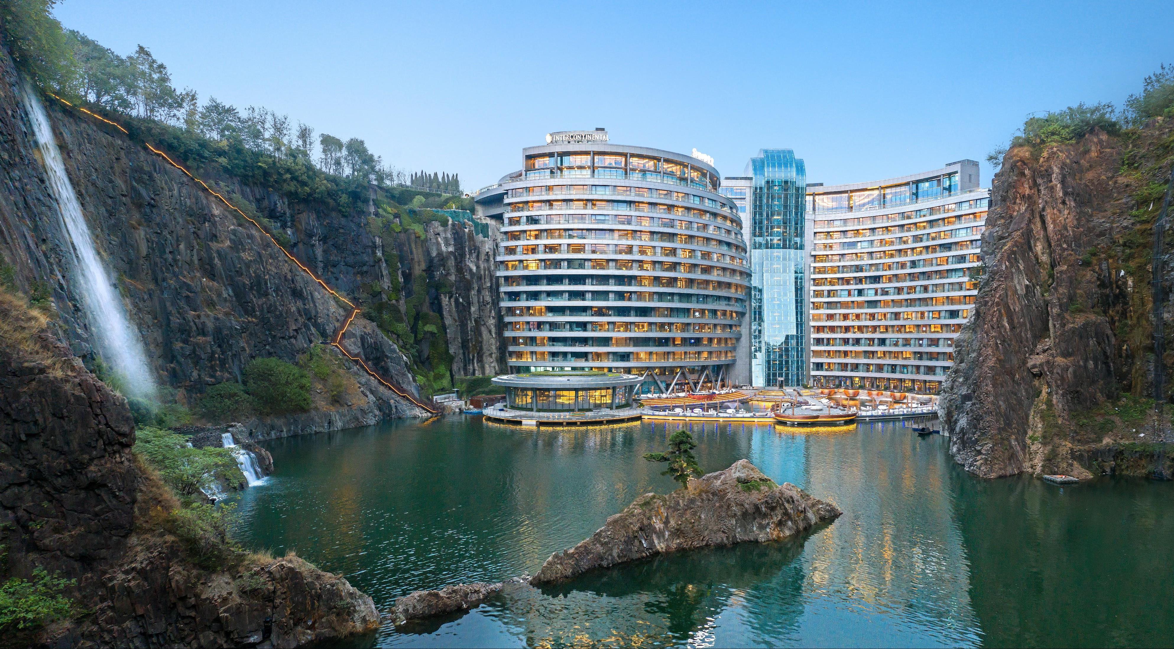 Video Thumb Image - The awe-inspiring exterior of intercontinental shanghai wonderland