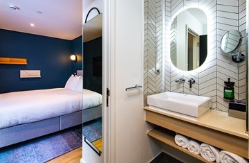 Staybridge suites cardiff bathroom