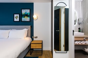 Staybridge suites cardiff bedroom