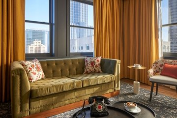 Hotel Indigo Omaha Downtown Guest Room Living Area