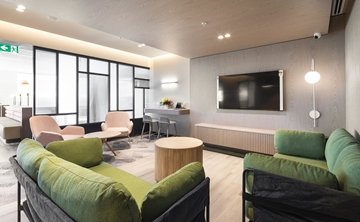 Holiday inn and suites image 3