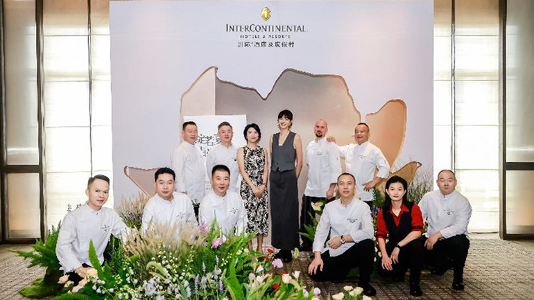 Rita Jiang, Chief Commercial & Marketing Officer, IHG Greater China; Li Ai, InterContinental’s cultural tastemaker, together with InterContinental chefs and mixologists