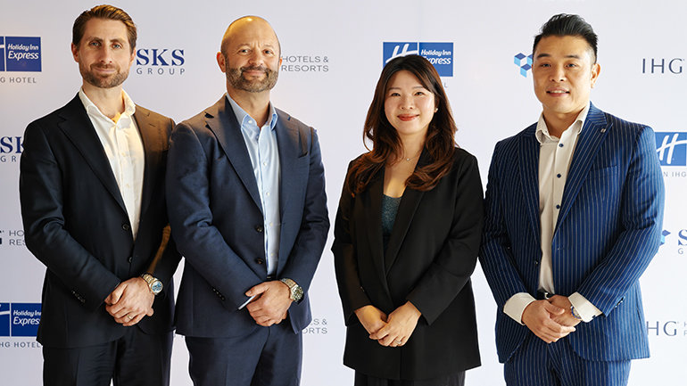  IHG Hotels & Resorts and SKS Group representatives at the Holiday Inn Express Perth City Centre signing ceremony.