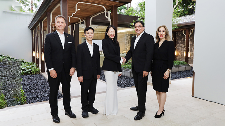 From left to right: Bjorn Courage, General Manager, InterContinental Phuket Resort, Mr. Pumipat Sinacharoen, CEO of PROUD, Ms. Proudputh Liptapanlop, Executive Director of PROUD, Vivek Bhalla, Managing Director, South East Asia & Korea, IHG, Alexandra Yao, Vice President, Branded Residences, IHG  