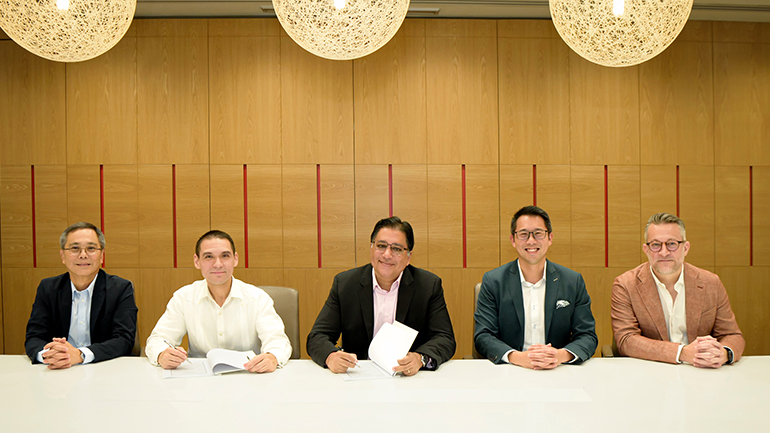 From left to right: Jose Ma. Montinola, President, Keyland Corporation, Gerardo Domenico Antonio V. Lanuza, Chairman, Philippine Realty & Holdings Corporation, Vivek Bhalla, Managing Director, South East Asia & Korea, IHG, Bryan Chan, Vice President, Development, South East Asia & Korea, IHG, Chris Anklin, Senior Director, Development, South East Asia & Korea, IHG