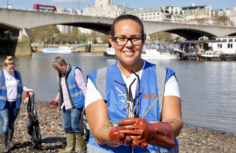 Ihg Colleagues Cleaning Plastic Waste From The Banks Of The River Thames Ihg Colleagues Cleaning Plastic Waste From The Banks Of The River Thames